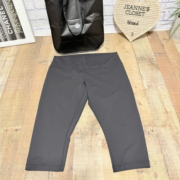 Lululemon Wunder Train High-Rise Crop 23"
Black (First Release) size 18 - Picture 6 of 11